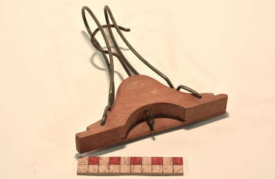 878206 Afbeelding van een opklapbaar klerenhangertje, uit de objectencollectie van het Nederlands Volksbuurtmuseum ...